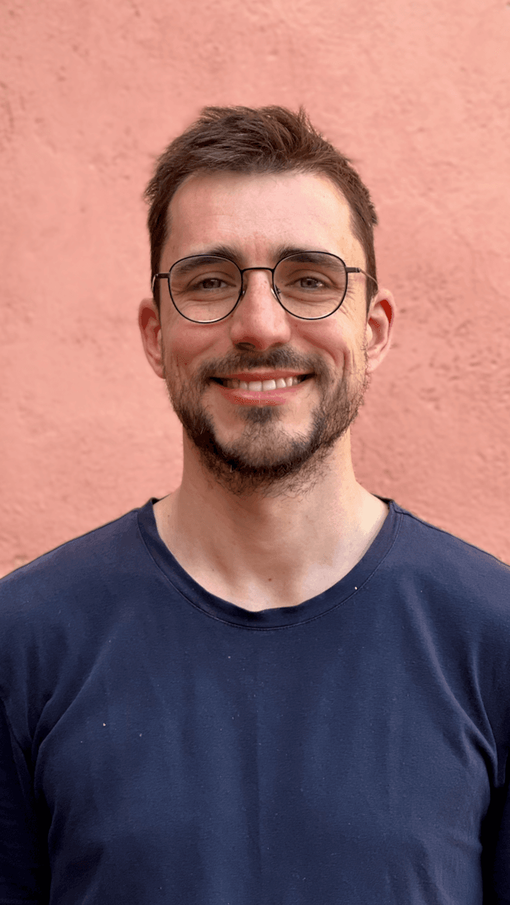 Guillermo de la Puente over a peach color background